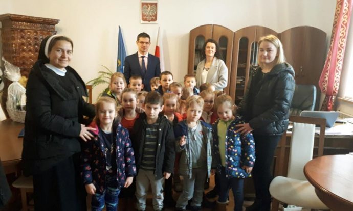 Parafialne Przedszkole Integracyjne im. św. Kingi w Tymbarku-6-latki z wizytą w Urzędzie Gminy w Tymbarku